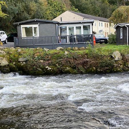Stunning 3 Bed Riverside Cabin In Snowdonia Caeathro Exterior foto