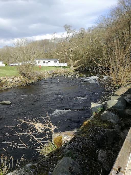 Stunning 3 Bed Riverside Cabin In Snowdonia Caeathro Exterior foto