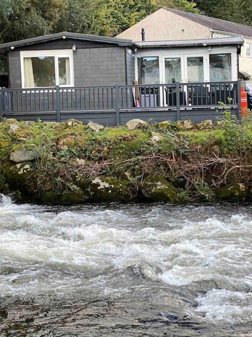 Stunning 3 Bed Riverside Cabin In Snowdonia Caeathro Exterior foto