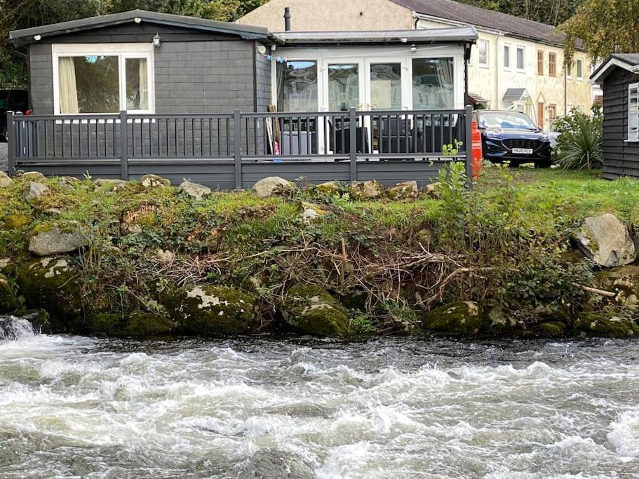 Stunning 3 Bed Riverside Cabin In Snowdonia Caeathro Exterior foto