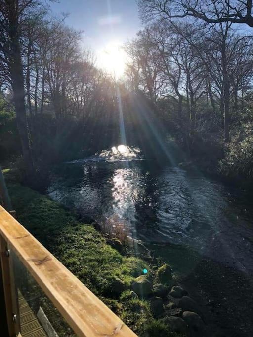 Stunning 3 Bed Riverside Cabin In Snowdonia Caeathro Exterior foto
