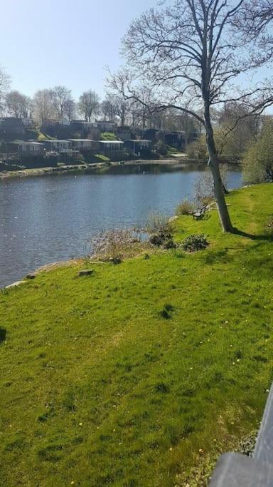 Stunning 3 Bed Riverside Cabin In Snowdonia Caeathro Exterior foto