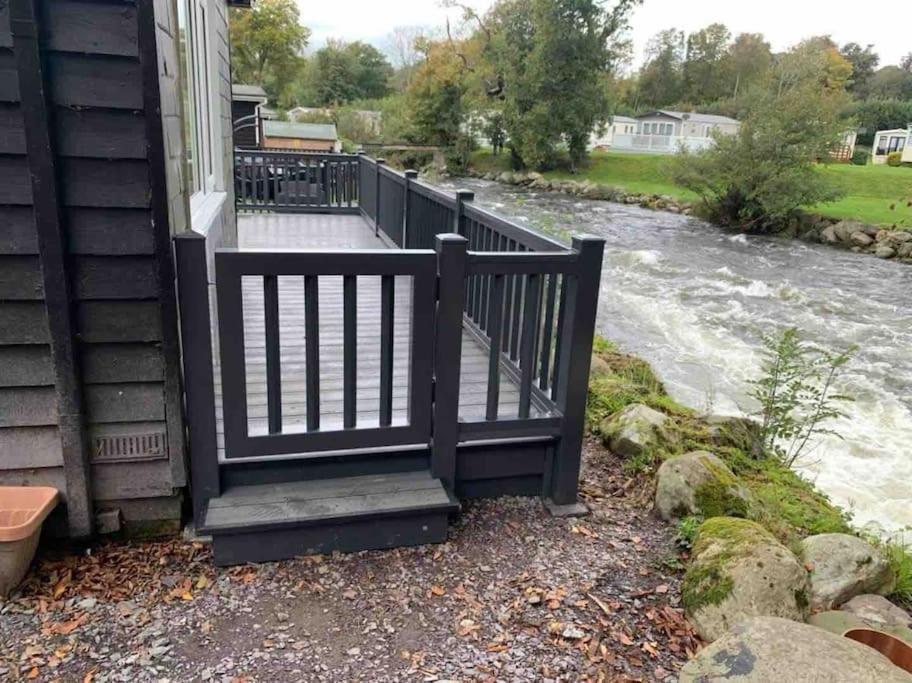 Stunning 3 Bed Riverside Cabin In Snowdonia Caeathro Exterior foto
