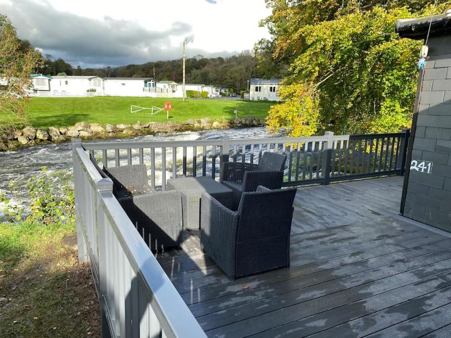 Stunning 3 Bed Riverside Cabin In Snowdonia Caeathro Exterior foto