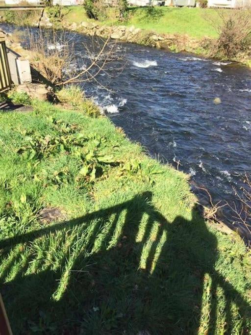 Stunning 3 Bed Riverside Cabin In Snowdonia Caeathro Exterior foto