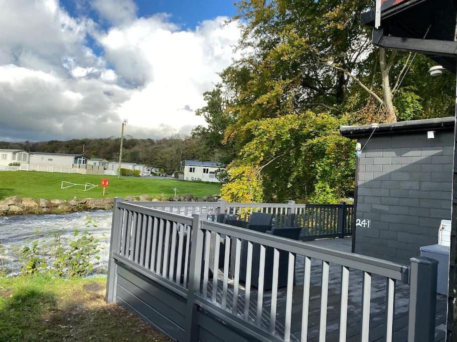 Stunning 3 Bed Riverside Cabin In Snowdonia Caeathro Exterior foto